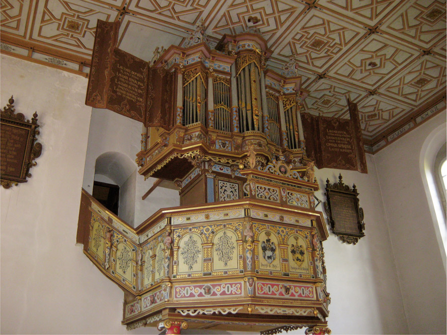 Orgel in der Kirche zu Stellichte in der Lüneburger Heide

Die ev. Kirche ist die ehemalige Gutskapelle. Sie ist ein „seltenes Beispiel einer qualität