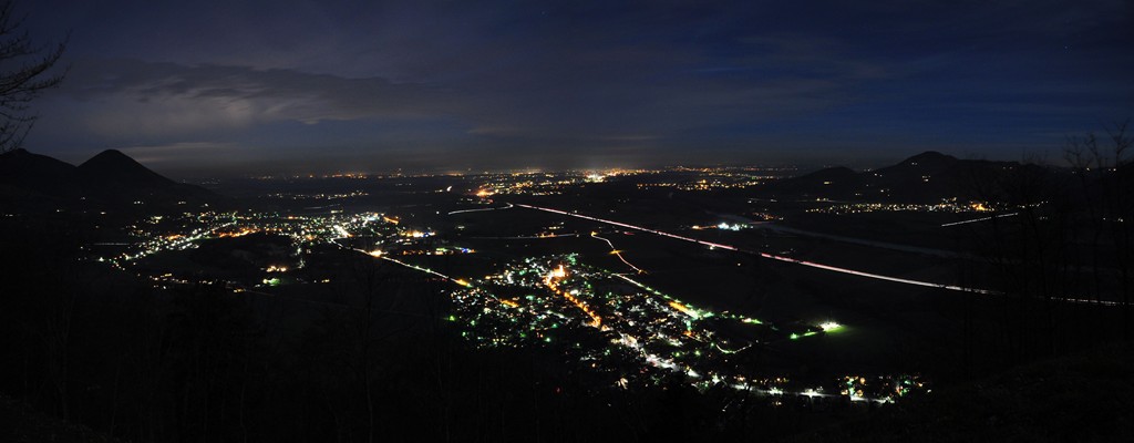 Panorama vom Petersberg.
Vom rechten Bildrand führt die Inntal-Autobahn ins Bild, am Horizont in der Mitte liegt Rosenheim.