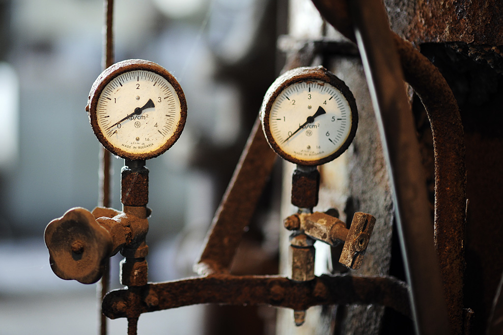 Peenemünde - Manometer im kleinen öffentlichen Teil des Kraftwerkes
