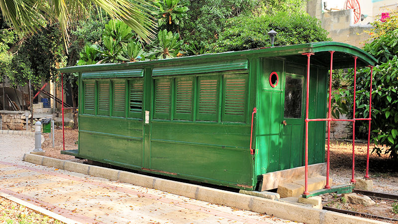 Personenwagen
Bis 1931 gab es auf Malta eine Eisenbahnlinie von Valetta nach Mdina.
Dieser Wagenkasten von einen Personenwagen steht in Birirkara.
(90