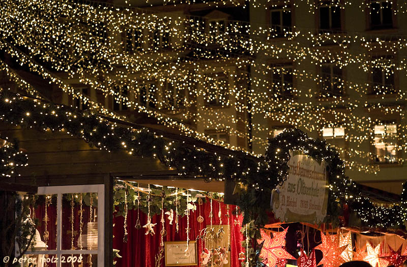 PM MZ DSC1449 b CR 800x  Das Gewebe aus Lichtpunkten über den Ständen auf dem Mainzer Weihnachtsmarkt