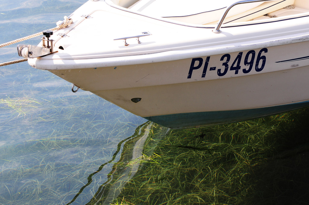 Portoroz Boot
Ein Schiff im Hafen, angetaut mit einer schönen Spiegelung im Wasser wobei das Seegras schön sichtbar wird.