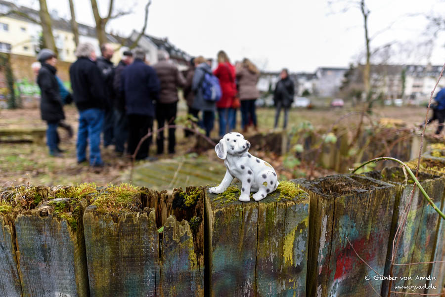 Porzellanhund vor Menschenansammlung