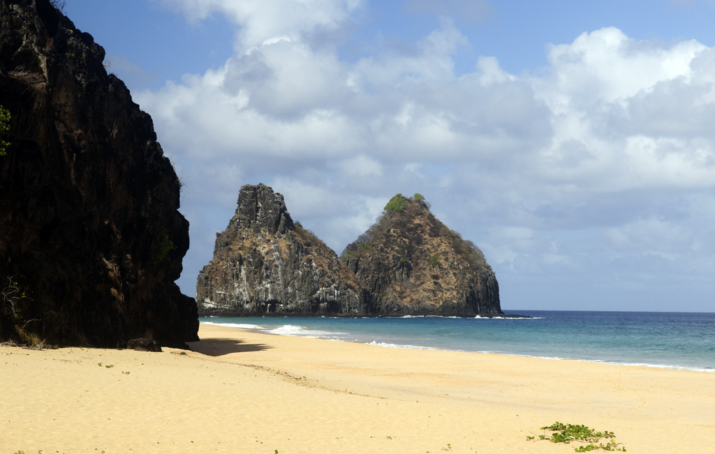 Praia do Bode mit den Dois Iramaos den zwei Brüdern