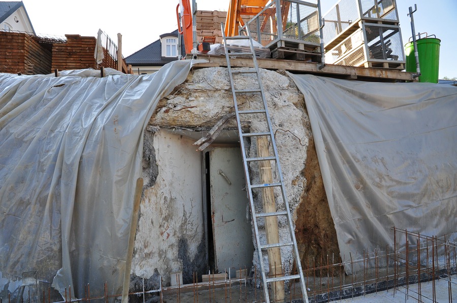 privater Bunker
Gut sieht man den mächtigen Eisenbetonbau, eine 2te Drucktüre befand sich zum Keller vom Haus. Der Bunker war oben noch mit einer ca 2