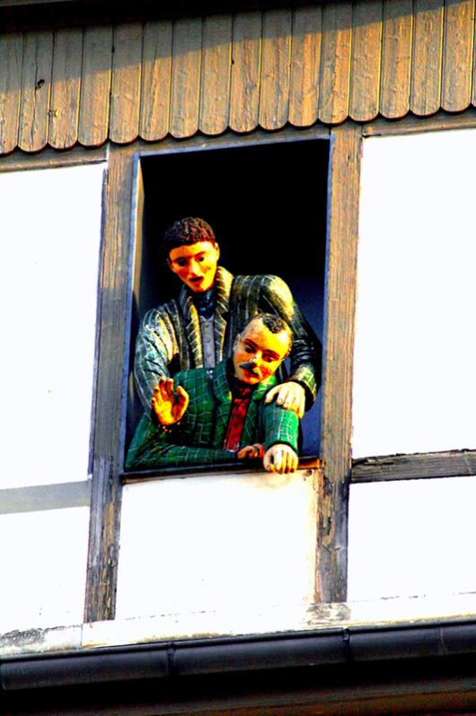 Puppen im Fenster