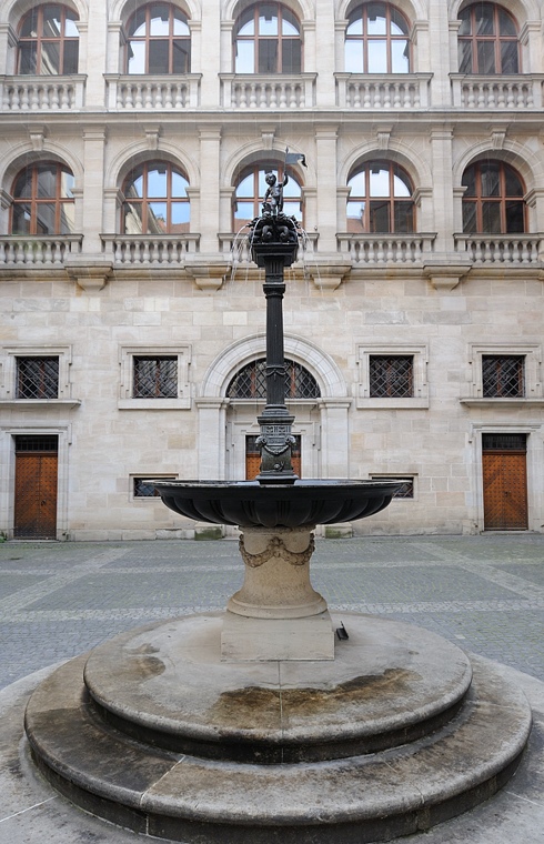 Puttenbrunnen
im Hof des Wolffschen Rathauses