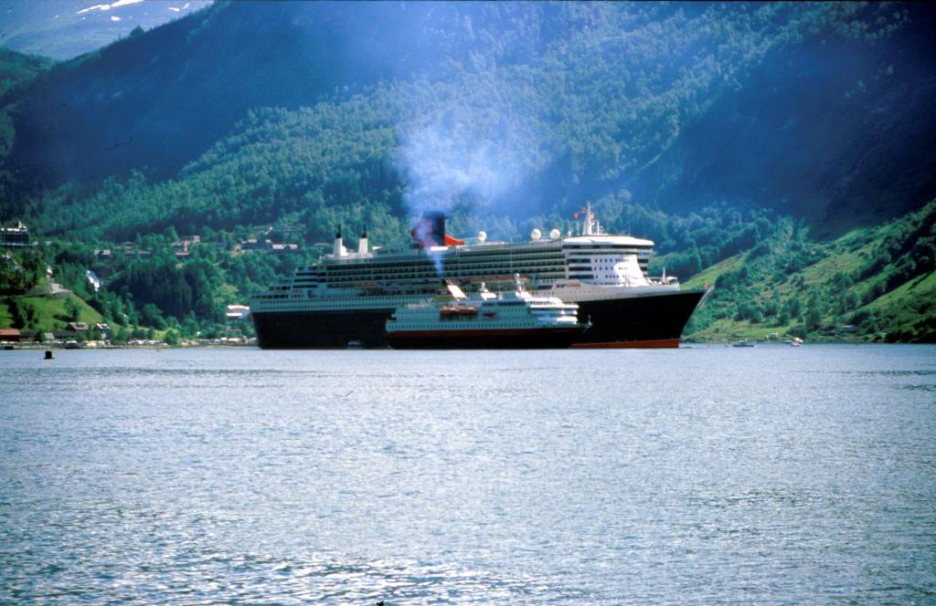 Queen Elizabeth, davor Kong Harald von Hurtigruten