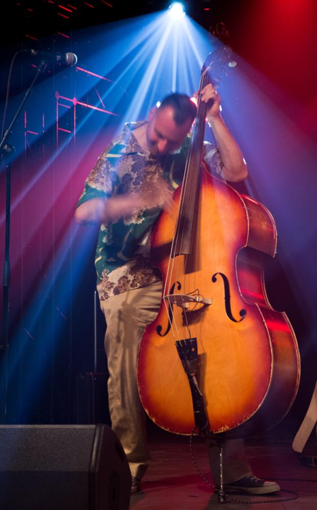 "Kusseng Olli" am Schlagbass von Dark Vatter un sinne Combo
- Country, Rockabilly, RocknRoll in Kasseler Mundart! -