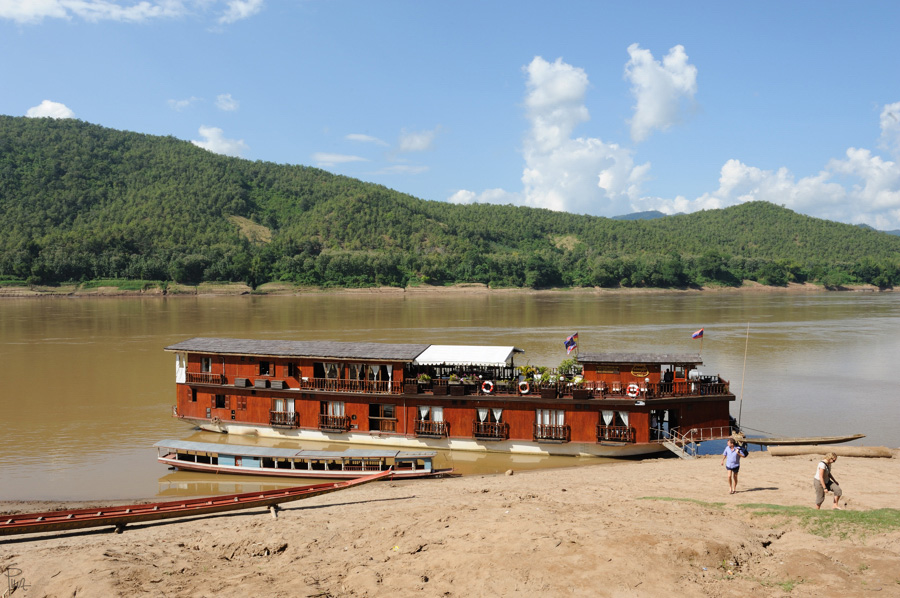 "Mekong Sun" an der Sandbank nahe Luang Prabang