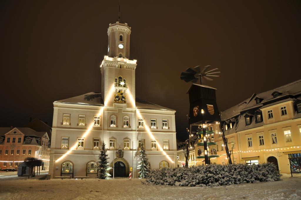 Rathaus mit Pyramide