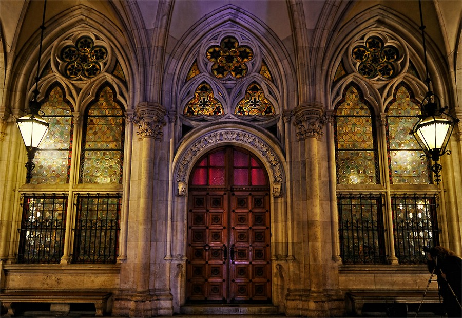 Rathaus Portal kippt