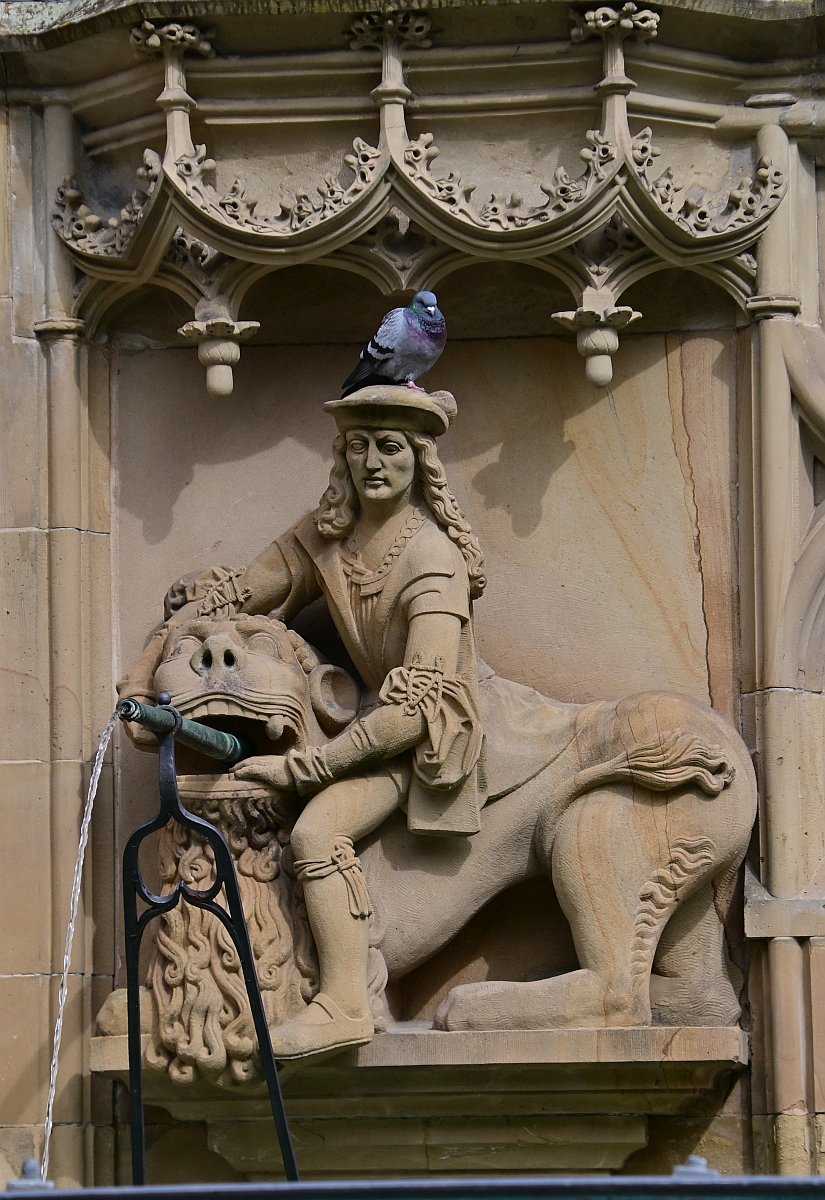 Rathausbrunnen Hall.jpg