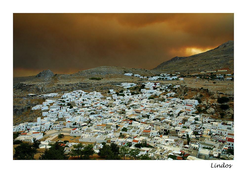 Rauch über Lindos