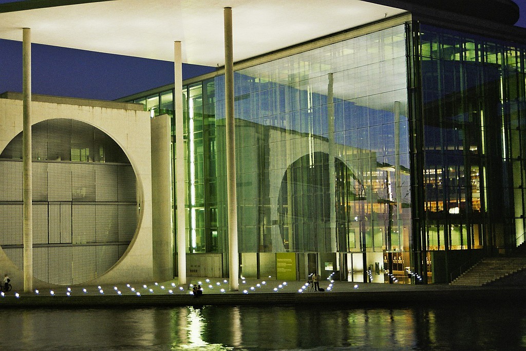 Reflexionseffekte üben - abends im Regierungsviertel in Berlin

Wie immer:
Nikon F-501
Nikkor 35-70

Ausnahmsweise in Farbe und bunt!