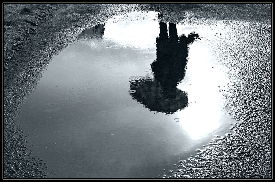 Regenpfütze Dramatic mit Rahmen