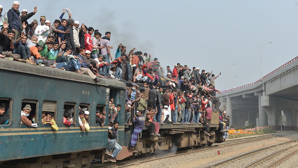 Regionalzug nach Tongi mit 2317
am Bahnübergang der Tongi Diversion Road
beim Banani Overpass in Dhaka
 1155