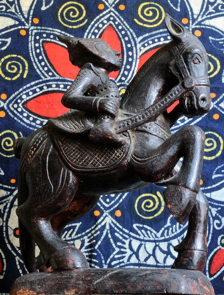 Reiter auf Pferd - Myanmar, Holz, handgeschnitzt - ca. 17. Jahrhundert (Schweif abnehmbar - dahinter befindet sich eine Geheimversteck z.B. für Edelst