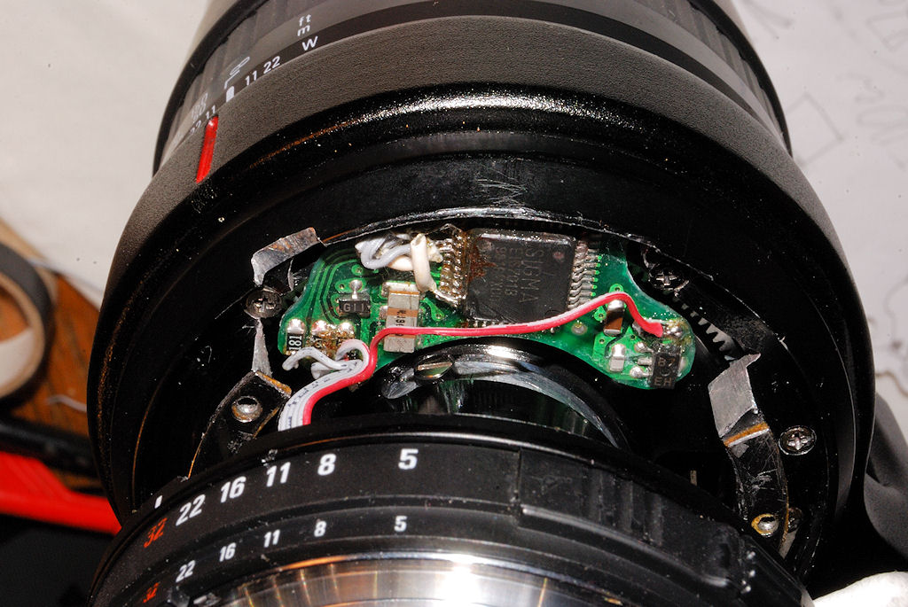 Reparatur des abgerissenen Brennweitengeberflexikabels
an meinem alten Sigma AF 170-500/5-6.3 APO Zoom.
Neuanschluss der selbst zurechtgefeilten CPU-P