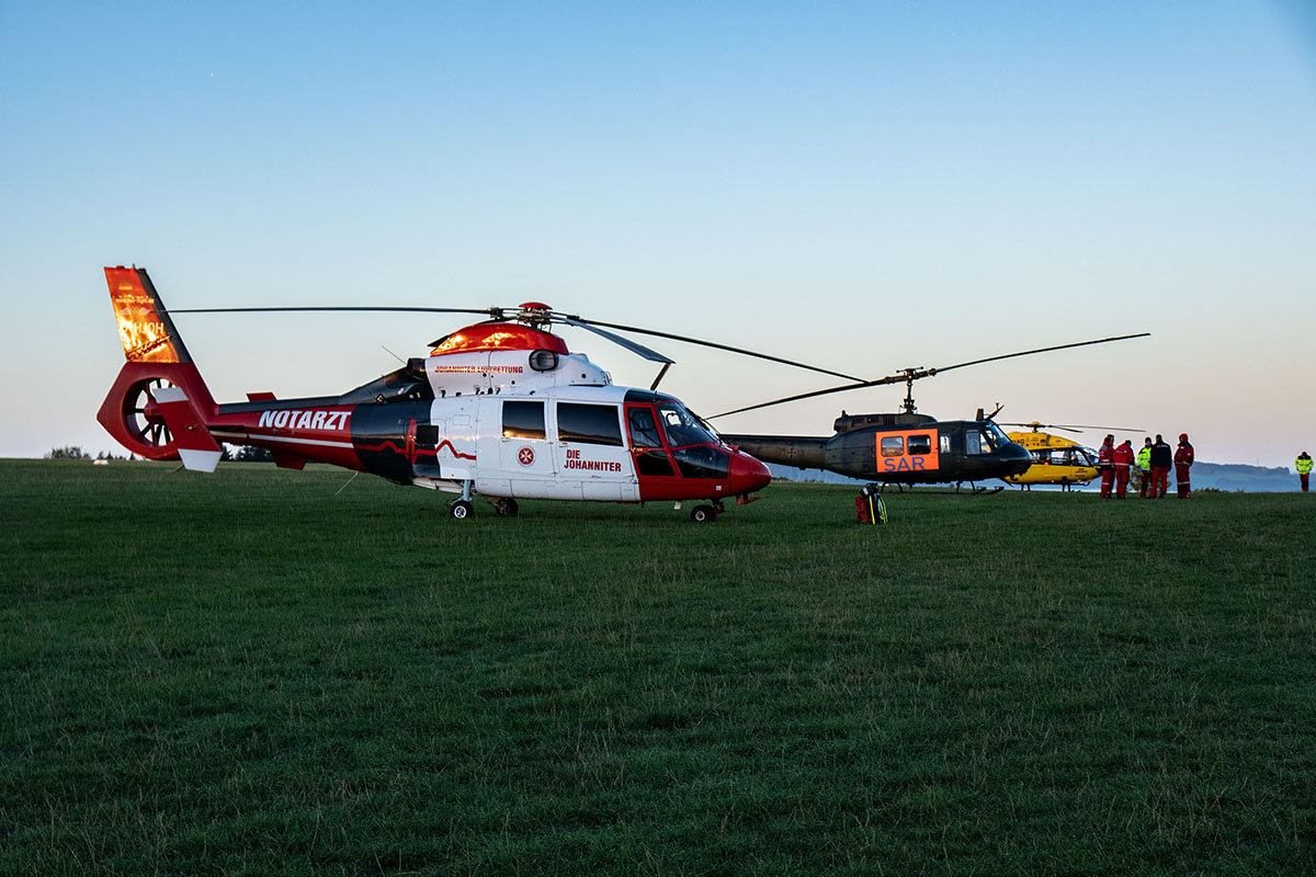 Rettungshubschrauber in Altena ( Märkischer Kreis / NRW / Sauerland ) zur Hilfe nach einem schweren Autounfall. Besonders bemerkenswert ist der Heli i