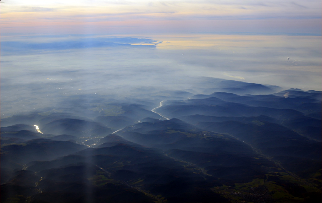 Richtung Süden: Unter uns der Neckar, rechts die rheinische Tiefebene.