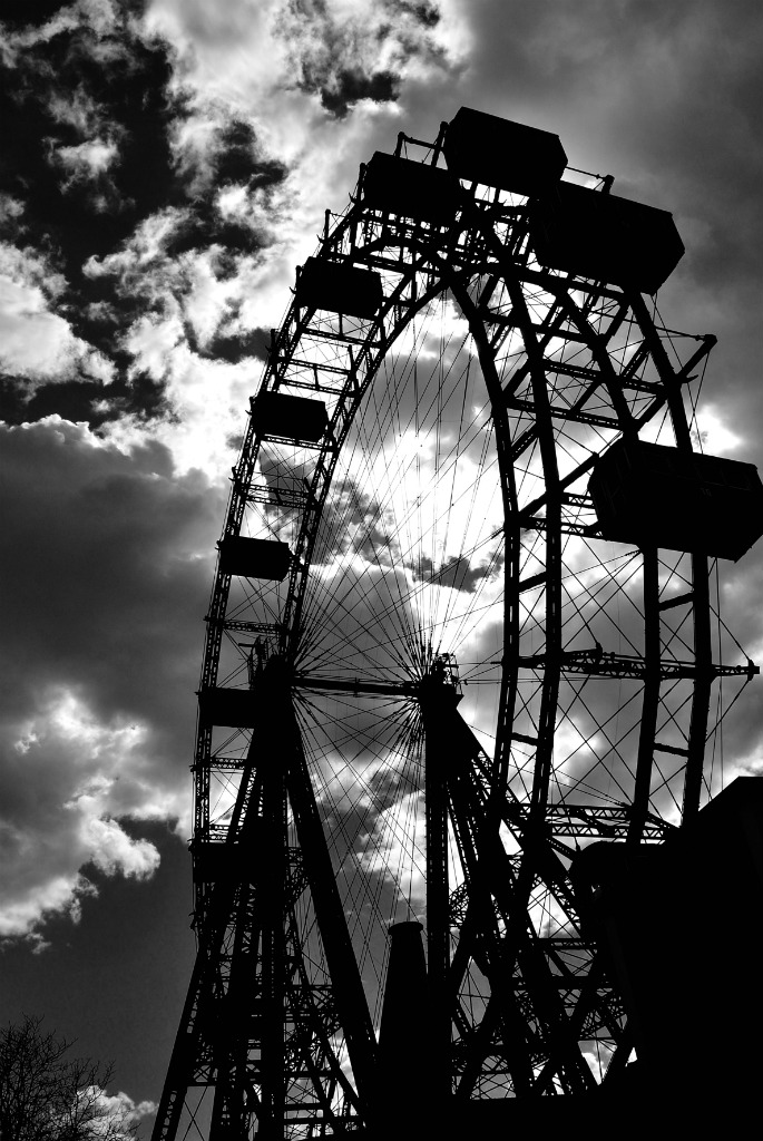 Riesenrad mit wolken SW