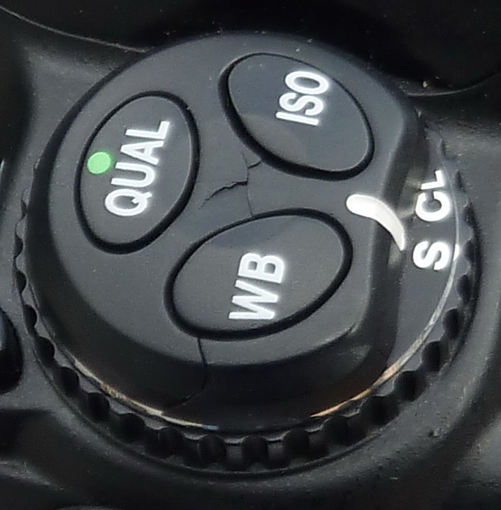 Risse am Nikon D 300 Aufnahmebetriebswählschalter