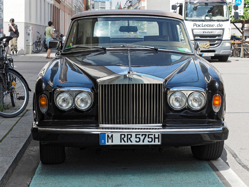Rolls-Royce Corniche Front.jpg