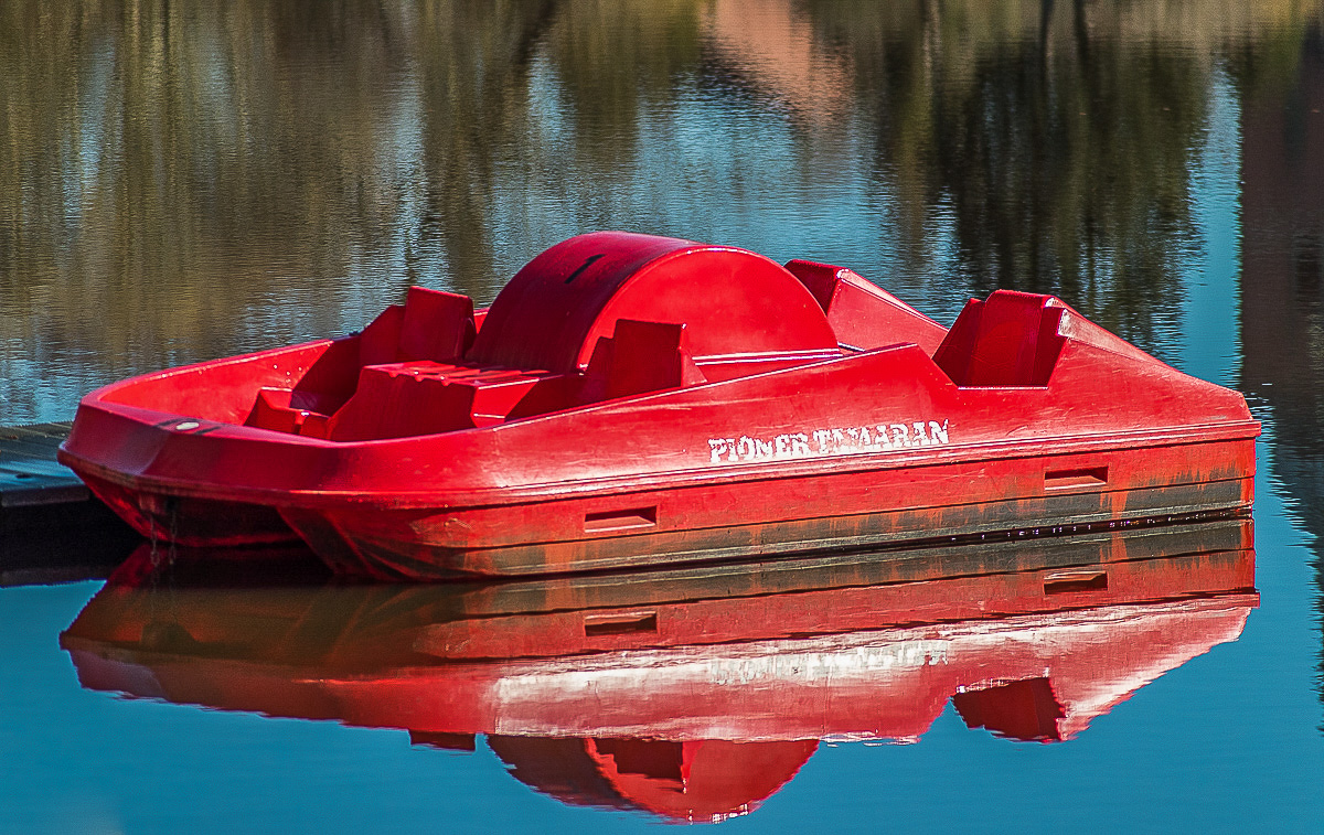 Rotes Tretboot (1 von 1).jpg