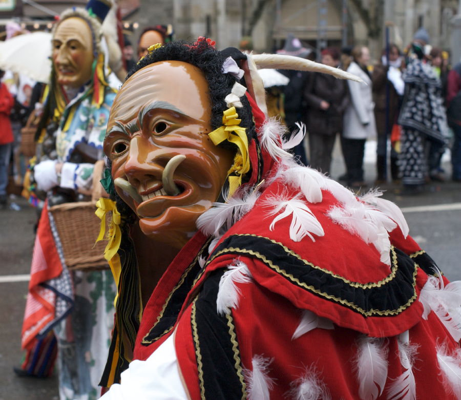 Rottweil, Narrensprung am Rosenmontag, 23.02.2009. Nikon D200, AF-Nikkor 2/35 mm. Blende 5.6, 1/400 sec, ISO 400. Ausschnitt aus dem Orginalbild.