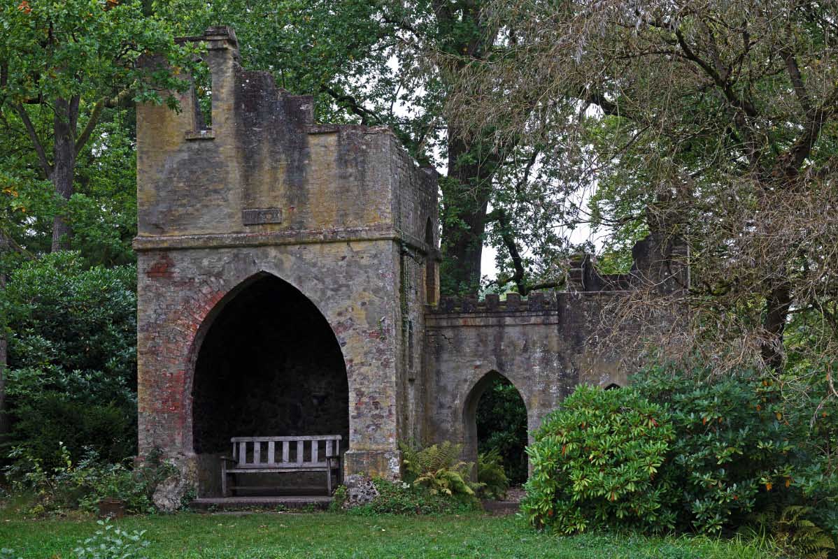 Ruinenbank Breidingsgarten.jpg