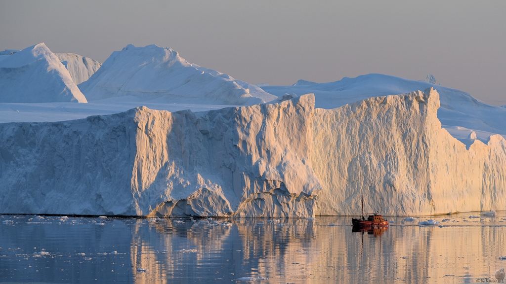 s1293 kleiner Kutter - großer Eisberg
Kangia Isfjord bei Ilulissat
9140