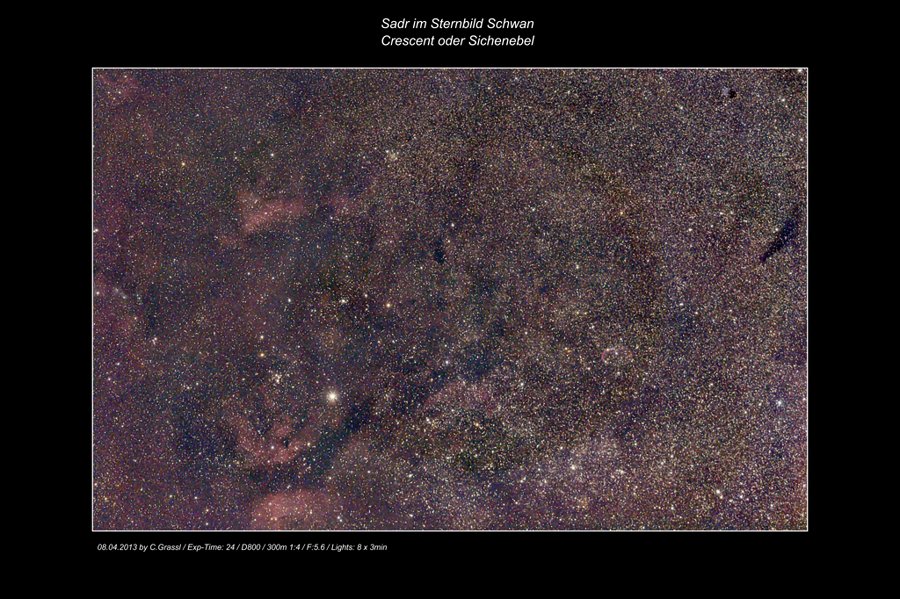 Sadr im Sternbild Schwan. Sichtbar ist auch der Crescent- bzw. Sichnebel. Blick in unsere Milchstrasse.