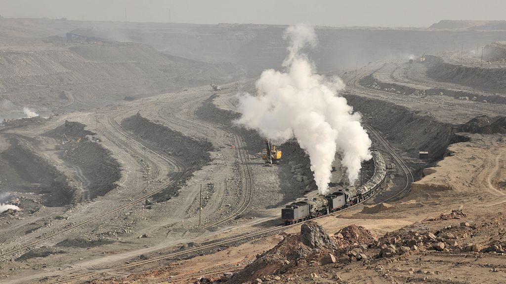 Sandaoling
JS8190 hilft JS6209 mit einem Abraumzug 
beim Verlassen des Tagebaus