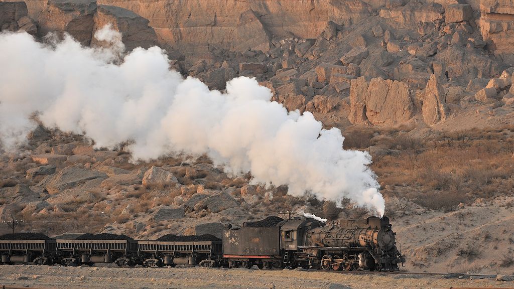 Sandaoling, 
Kohlezugs mit JS8195 verläßt den Tagebau