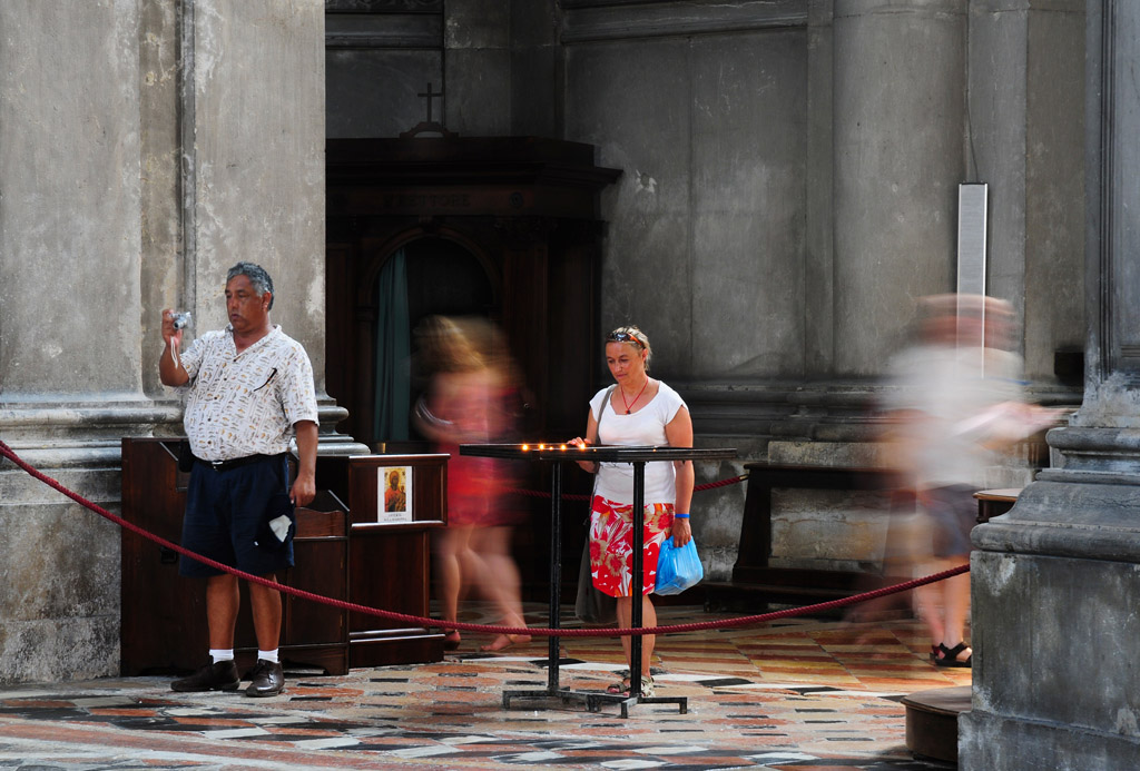 Santa Maria della Salute Motion
Die Lieblingskirche meiner Frau in Venedig, stillstehend im roten Kleid zu sehen.
Mit Stativ und längerer Belichtungsz