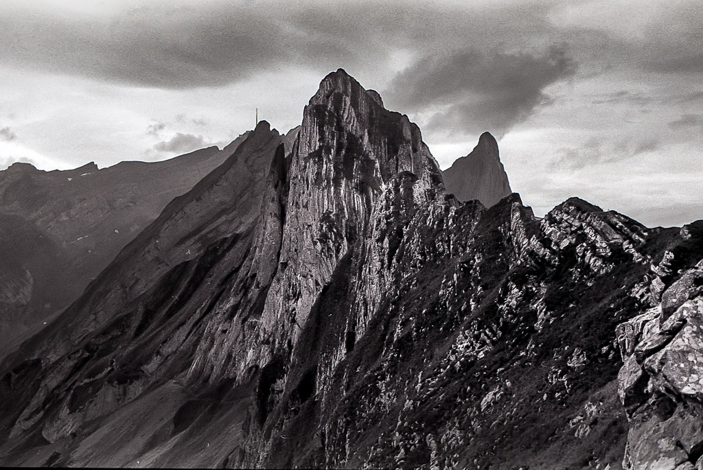 Scan vom Kodak Tri-X Negativ. Entwickelt in Rodinal.

Bild zeigt den Alpstein in der Ostschweiz
