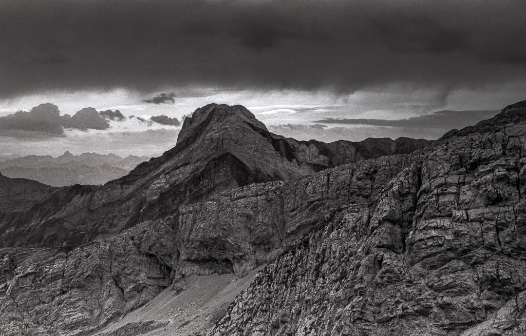 Scan vom Kodak Tri-X Negativ. Entwickelt in Rodinal.

Bild zeigt den Alpstein in der Ostschweiz
