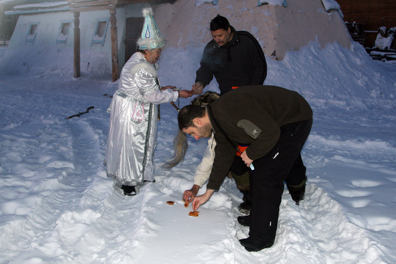 Schamanistisches Ritual vor dem Empfang beim Bürgermeister von Oymyakon
