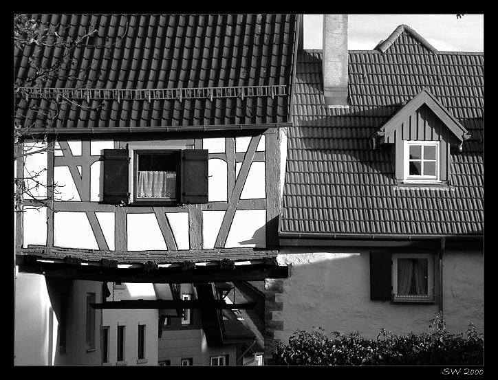 Schatten der Vergangenheit ... ;)
Hersteller: NIKON
Kamera:	E990
Datum: 05.11.2000 16:30:32
Blende: f 5,7
ISO-Wert: 100
Belichtungszeit: 1/23 s