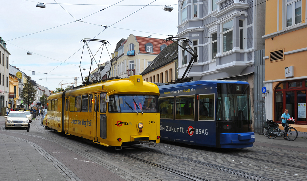 Schienenschleifwagen in Bremen mit Straßenbahn.jpg
