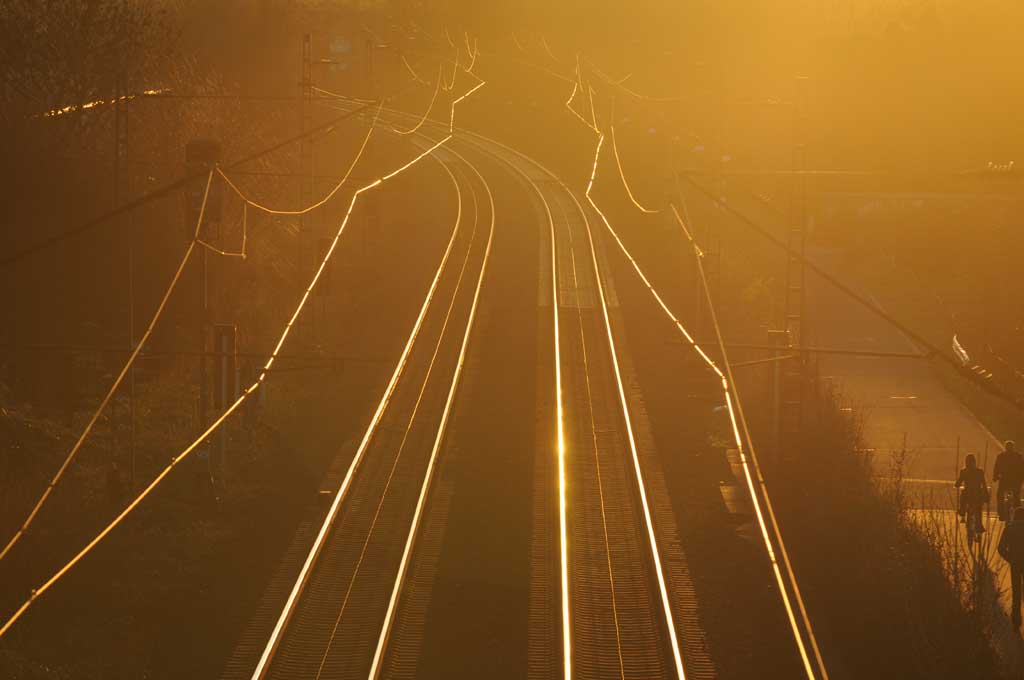Schienenstrang im Gegenlicht