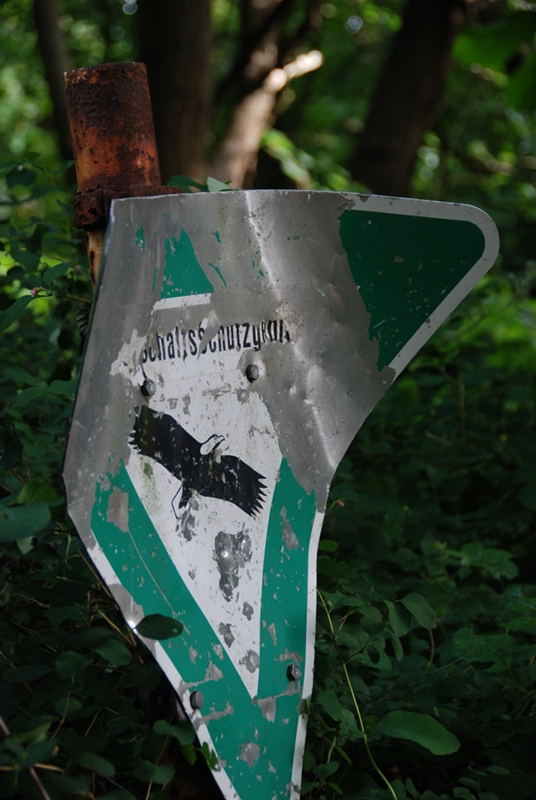 schild im wald
