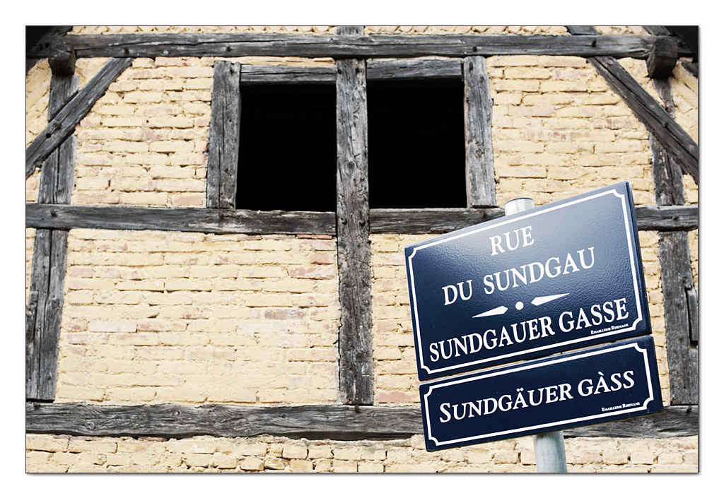 Schild vor gelb