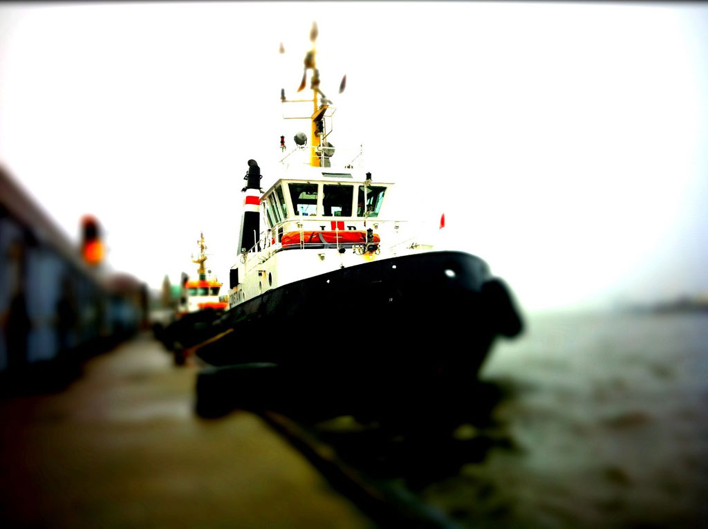 Schlepperbrücke Hamburg - Das Bild zeigt den Constant von L&R