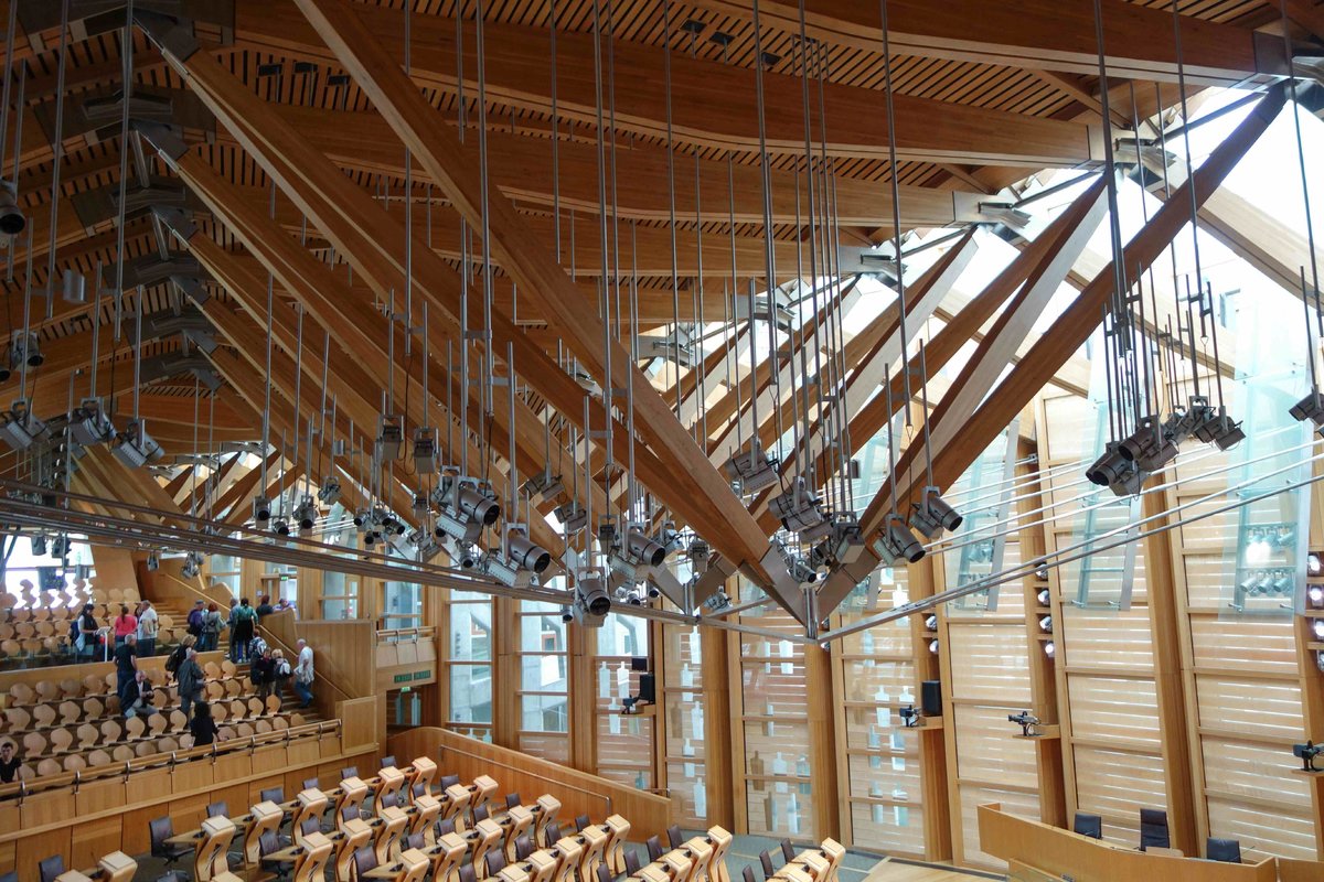 Schottisches Parlamentsgebäude Plenarsaal.jpg