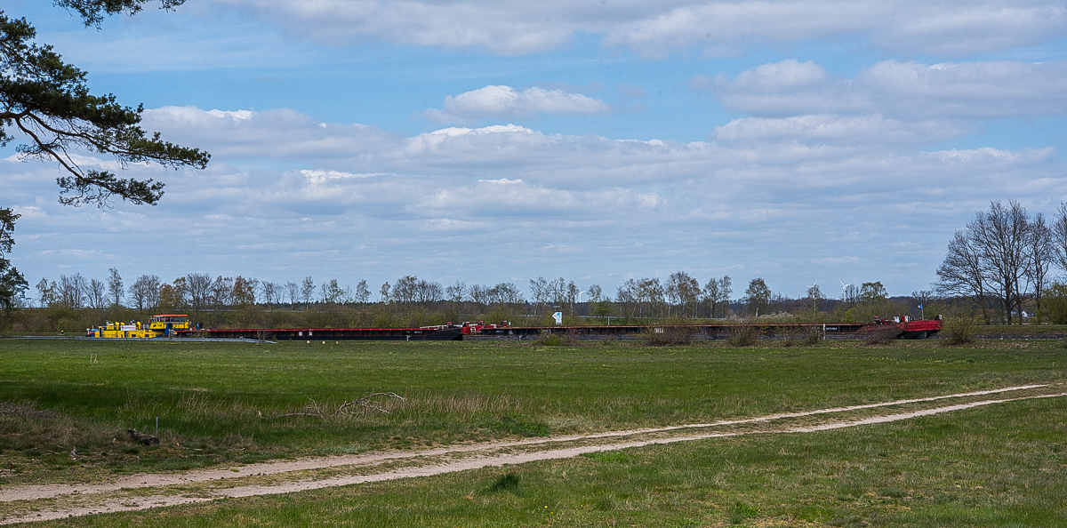 Schubverband kreuzt Feldweg (1 von 1).JPG