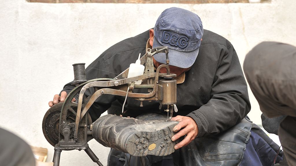 Schuhmacher bei der Arbeit
0593