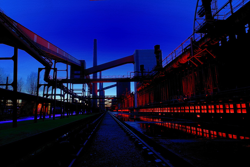 Schwarze Seite in der blauen Stunde Kokerei Zollverein - 11/2009 -