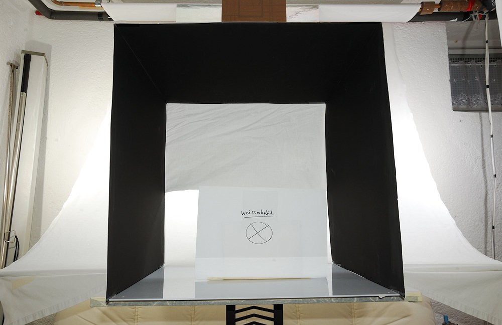 Schwarzer Rahmenkasten über opake Plexischeibe
mit Hohlkehle zur Hintergrundbeleuchtung
